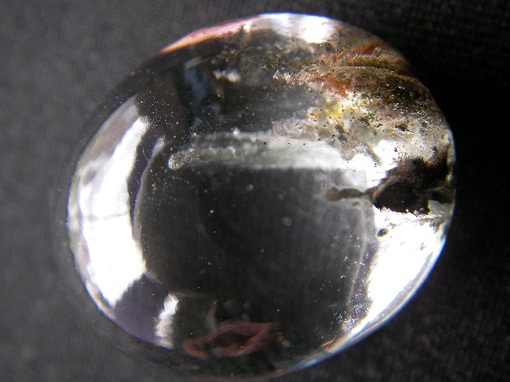 QU0011 QUARTZ แก้วปวก แซมด้วยแท่งแร่แทงชี้ขึ้นกลางเม็ด ขึ้นปกคลุมด้วยปุยแก้วขนเหล็กในเนื้อแก้ว ขนาดแก้ว 21.40 x 25.92 x 13.00 mm. นน. 50.68 ct