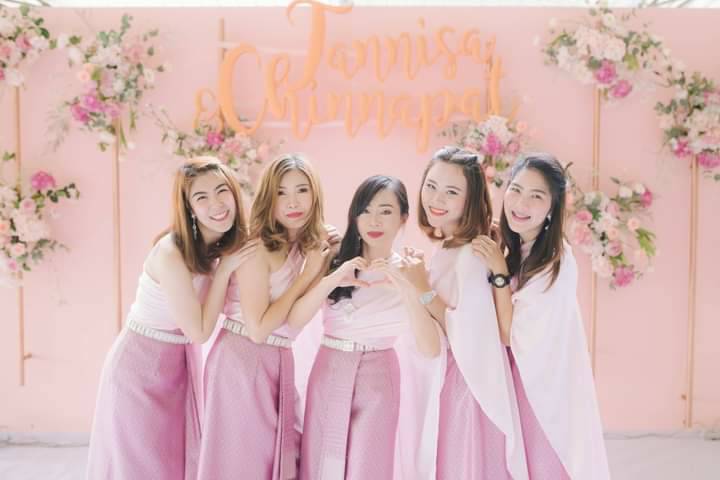 เช่า ชุดไทย ชุดเพื่อนเจ้าสาว ชุดไทยผ้าถุงสีกลีบบัว สไบเรียบสีชมพูอ่อน