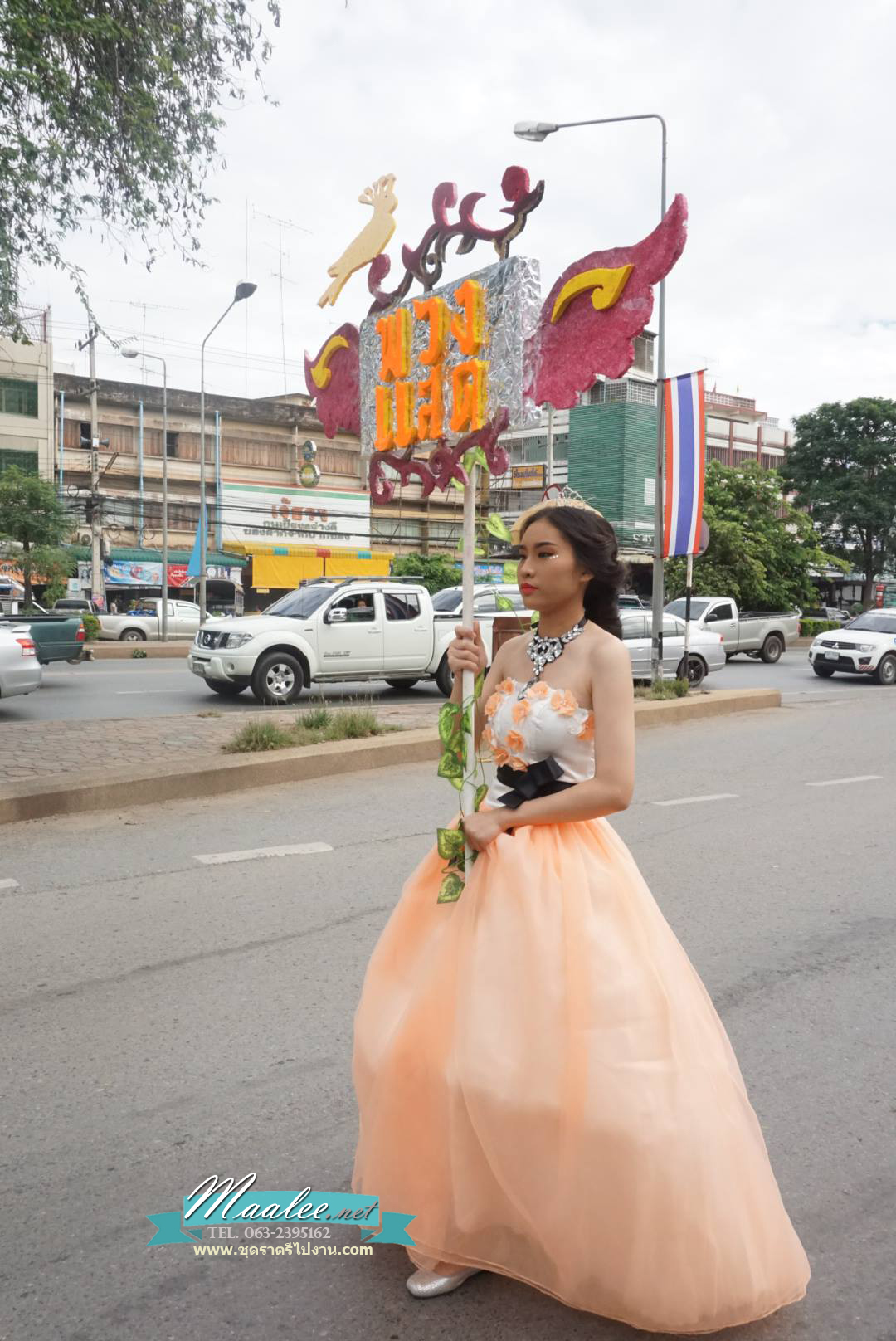 พร้อมเช่า ชุดแฟนซี ชุดราตรี เกาะอก สีส้ม ขาว แต่งดอกไม้ ผ่า V โปร่งกลางอก