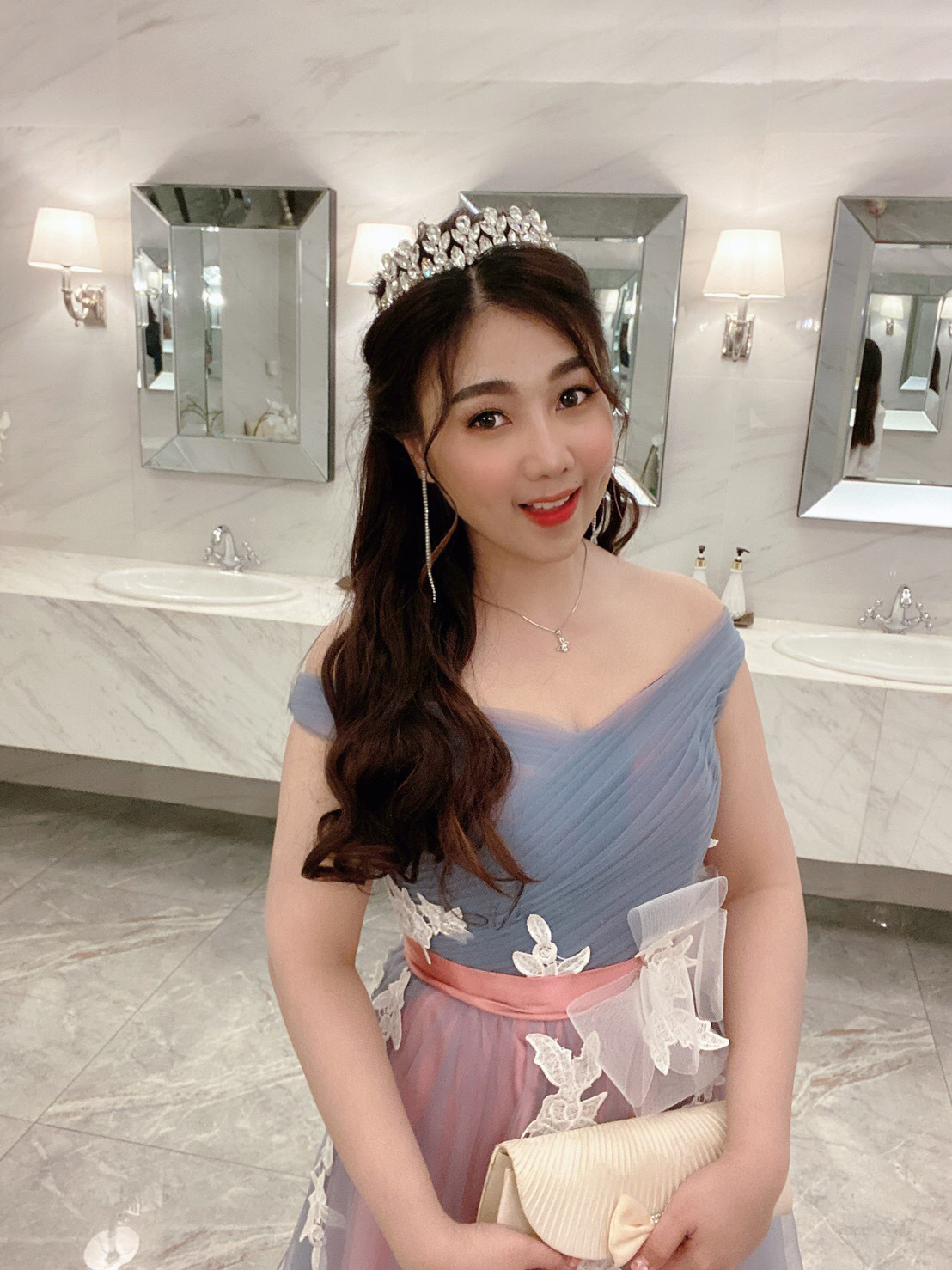 พร้อมเช่า ชุดราตรียาว แบบไหล่ปาด สีเทา-ชมพู Two Tone สไตล์เจ้าหญิง สวยหวานน่ารักมาก เนื้อผ้าตาข่าย แต่งโบว์และลูกไม้ช่วงเอว (เชือกผูกหลัง)