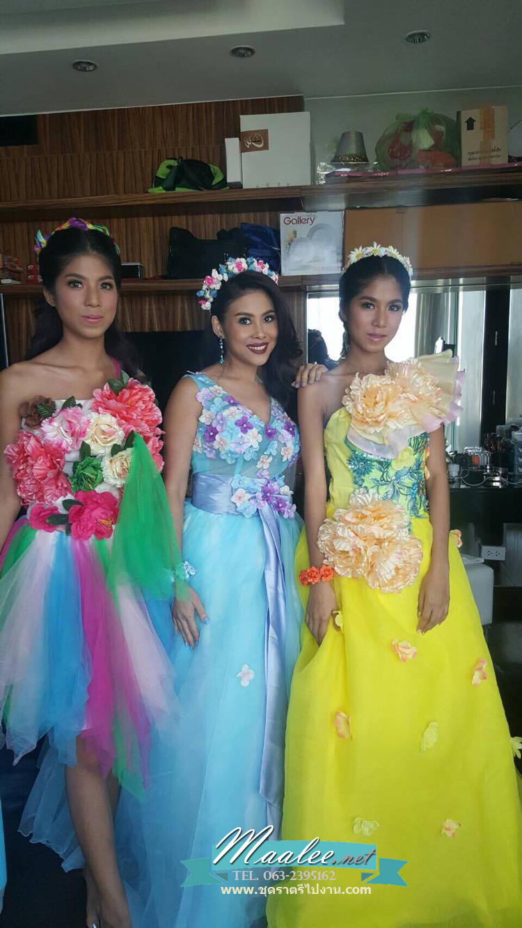 พร้อมเช่า ชุดแฟนซียาว แบบแขนกุด กระโปรงผ้าแก้ว ช่วงบนเป็นผ้าตาข่าย แซมด้วยดอกและผูกโบว์ช่วงเอว สวยมาก สีฟ้า (เชือกผูกหลัง)