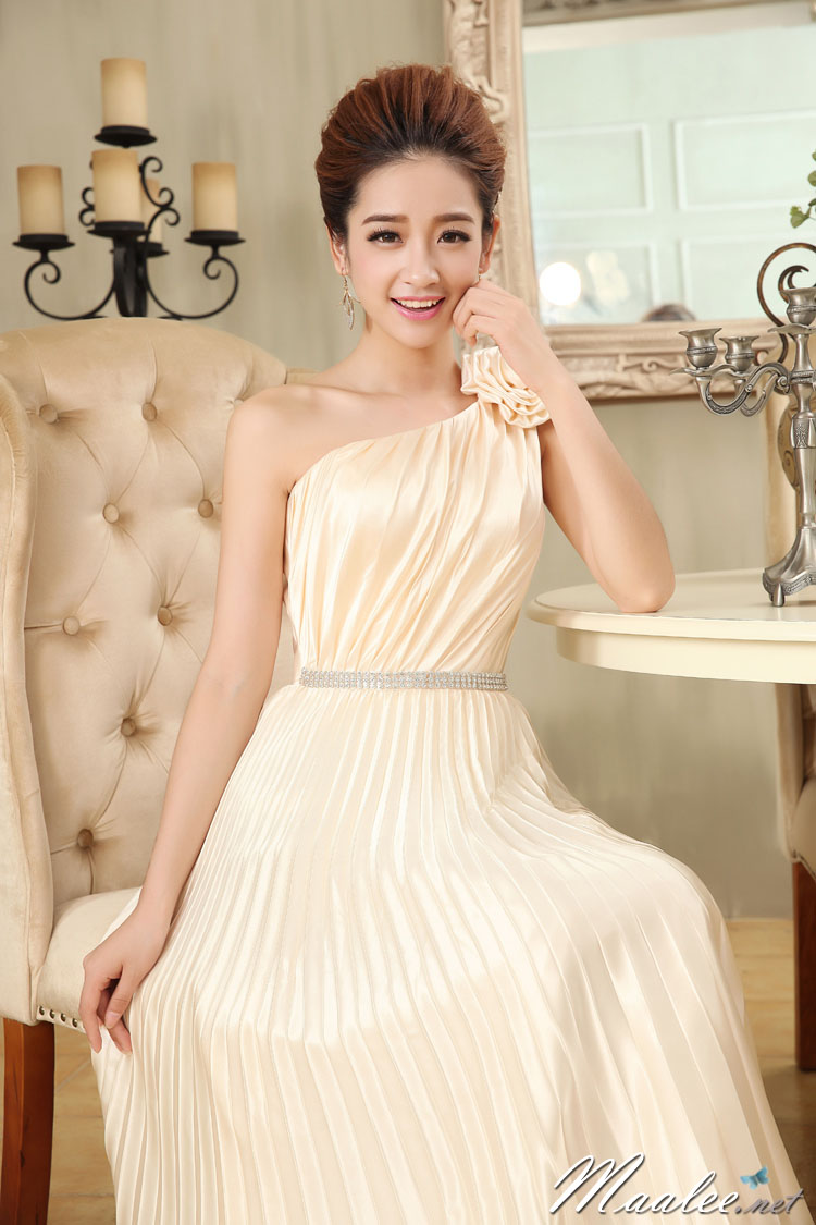 พร้อมส่ง ชุดราตรียาว ไหล่เฉียง สีครีม กระโปรงอัดพลีทพลิ้วสวย แต่งแถบคริสตัลช่วงเอว