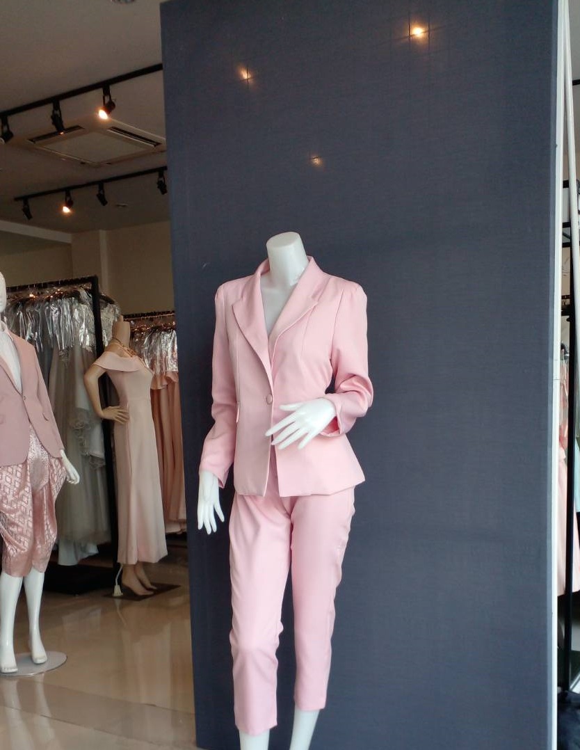 พร้อมเช่า สูทหญิง สูทสีชมพู
