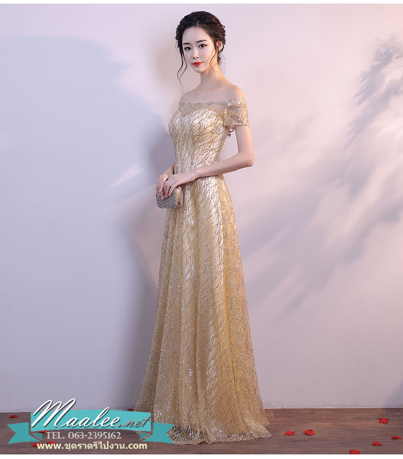 พร้อมเช่า ชุดราตรียาว แบบไหล่ปาดแขนสั้น สีทอง แต่งเม็ดกากเพชรทั้งชุด มาพร้อมเข็มขัดรูปใบไม้สีทอง หรูมาก