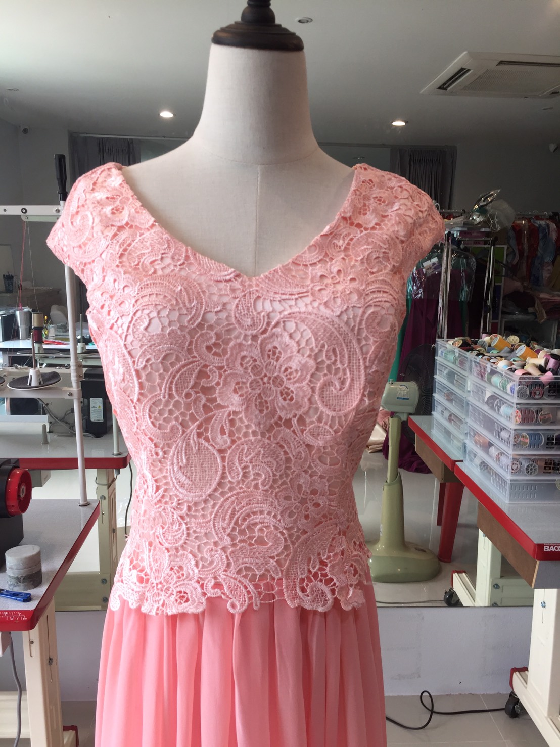 พร้อมส่ง ชุดราตรียาว สีพีช โอโรสอ่อน แต่งลูกไม้ฉลุ กระโปรงผ้าชีฟองพลิ้วสวย