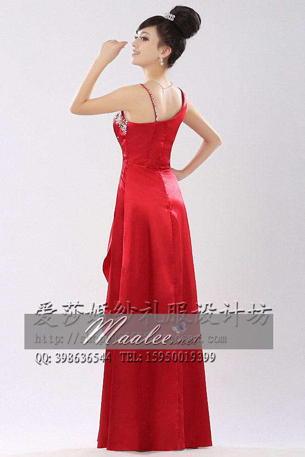 พร้อมเช่า ชุดราตรียาว ไหล่เฉียง สีแดงก่ำ จับจีบที่เอว คอประดับลูกปัดคริสตัลสวยหรู