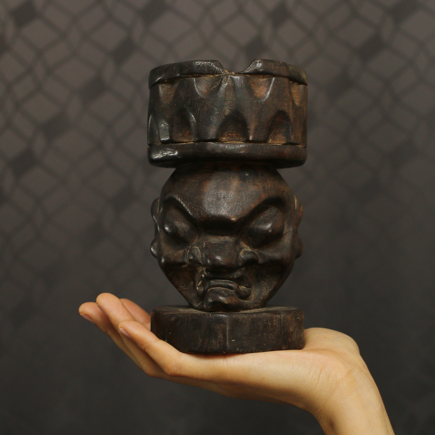 งานไม้แกะสลัก รูปหน้าคน ที่เขี่ยบุหรี่ ตั้งโชว์ สภาพเก่า สภาพดี