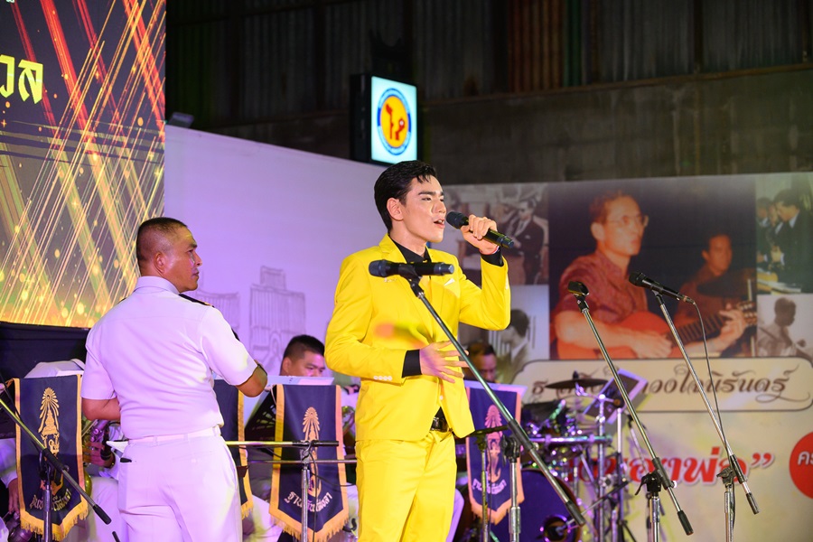 พร้อมเช่า ชุดสูทชาย สีเหลือง Bright Yellow 3-piece Suit พร้อมเสื้อกั๊ก