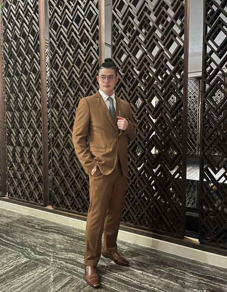 พร้อมเช่า ชุดสูทชาย สีน้ำตาล คลาสสิก รุ่นกระดุมเดียว (พร้อมเสื้อกั๊ก)