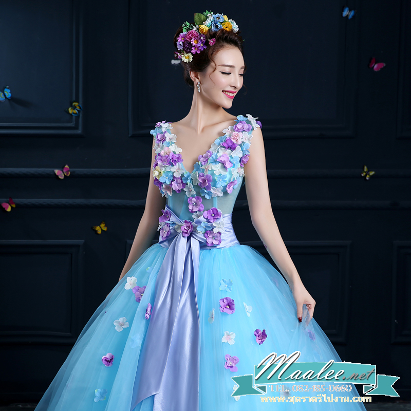 พร้อมเช่า ชุดแฟนซียาว แบบแขนกุด กระโปรงผ้าแก้ว ช่วงบนเป็นผ้าตาข่าย แซมด้วยดอกและผูกโบว์ช่วงเอว สวยมาก สีฟ้า (เชือกผูกหลัง)