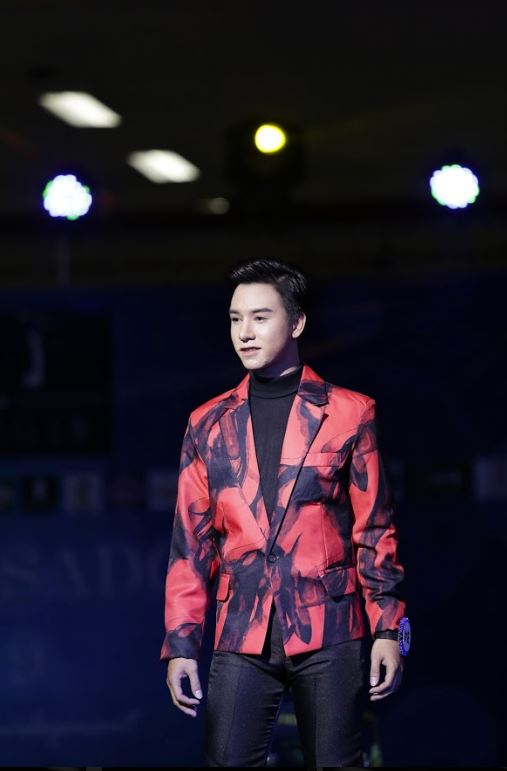 พร้อมเช่า เสื้อสูทชาย สีแดงดำ พิมพ์ลายหินอ่อน กับกางเกงสแลคดำ