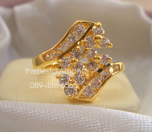 BR520+++แหวนหนีบ เพชรกระจุกตรงกลาง+++แบบสวยมากๆๆ ประกบด้วยเพชรแถว 2 แถววางเอียง ตรงกลางวางเพชร 3เม็ดเป็นกลุ่มๆ ดูทันสมัยมากๆ เพชรเล่นไฟวิ๊งๆมากเลยค่ะ