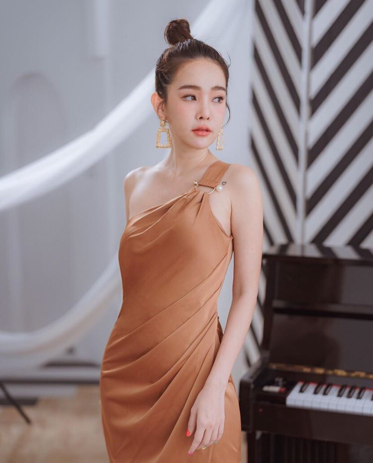 พร้อมเช่า ชุดราตรียาว ชุดเดรส ไหล่เฉียง จับเดรปหน้า สีน้ำเงิน สีกรมท่า