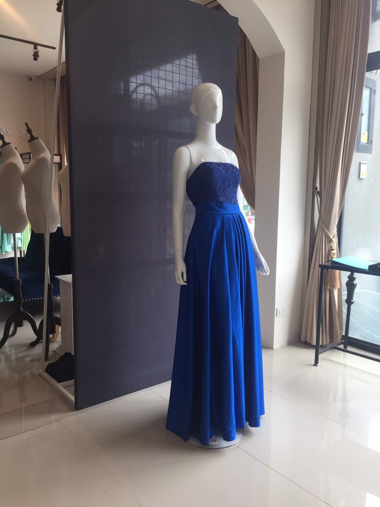 พร้อมเช่า ชุดราตรียาว เกาะอกลูกไม้ ทรงเรียบหรูเนื้อผ้าซาติน แต่งกระเป๋าเก๋ๆ สำเนา