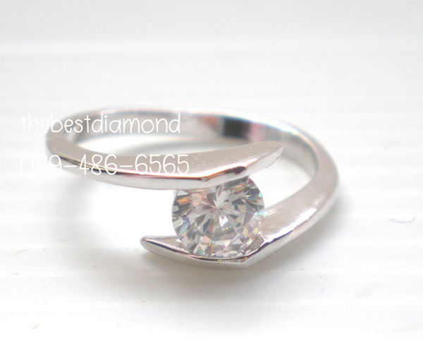 BR972RD+++แหวนเพชร CZ แบบหนีบ เม็ดเดี่ยว+++แบบยอดนิยม คลาสสิค ไม่ล้าสมัย ฝังแบบหนีบ วงนี้เพชรcz กลมขนาด 50 ตัง (5.2 มม)เพชรเล่นแสงดีค่ะ