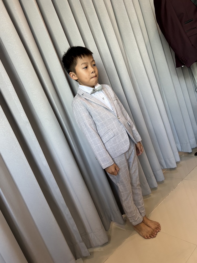 พร้อมเช่า ชุดสูทเด็กชาย สีเทาอ่อน 2 กระดุม ลายตาราง **พร้อมเช่าไซส์ 110, 130,140,150,160,170**