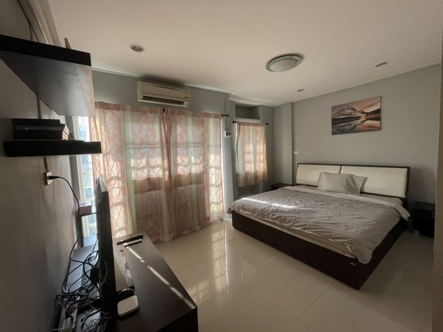 ให้เช่าทาวน์โฮม รัชดา-สุทธิสาร 3.5 ชั้น 5 ห้องนอน เครื่องใช้ไฟฟ้าครบ พร้อมอยู่