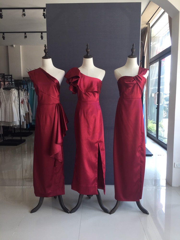 พร้อมเช่า ชุดเดรส เดรสไหล่เดียว ผ้าดัชเชส แพทเทิร์นเนียบ แต่งระบายสะโพก สีไวน์แดง