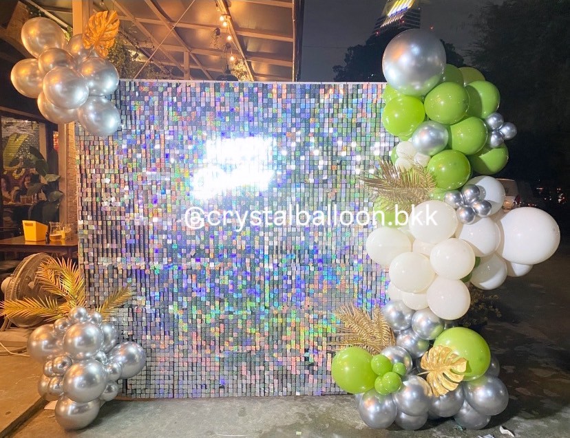 Organic Backdrop ฉากวิบวับ สีเงิน ขนาด 2x2 เมตร พร้อม ป้ายตัวอักษร Happy Birthday ไฟ,ใบไม้ประดับ Theme เขียว - เงิน พร้อมตกแต่ง สามารถเปลี่ยนสีลูกโป่งได้