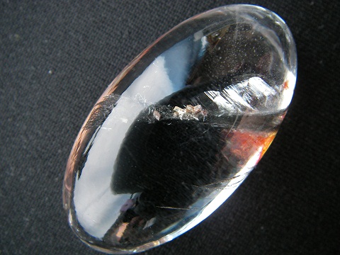 QU0025 แก้วเข้าแก้วเกาะติดแก้วขนเหล็กมัดเกลียวแพรพริ้วกระจายแผ่ปลาย ในเนื้อแก้วพาดกลางเม็ด ขนาดเม็ดแก้ว 21.68x39.97x13.9 mm.นน. 86.28 ct.