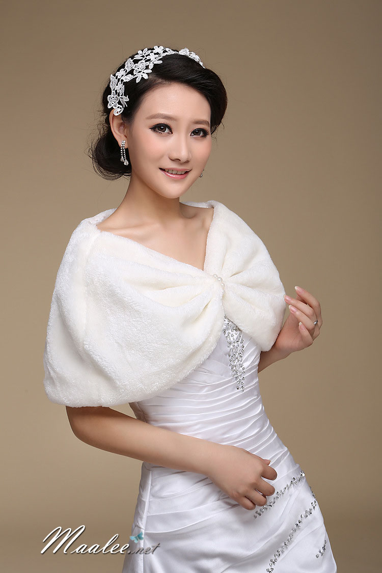 ผ้าคลุม ขนสัตว์ แต่งมุก 3 เม็ด สีขาว