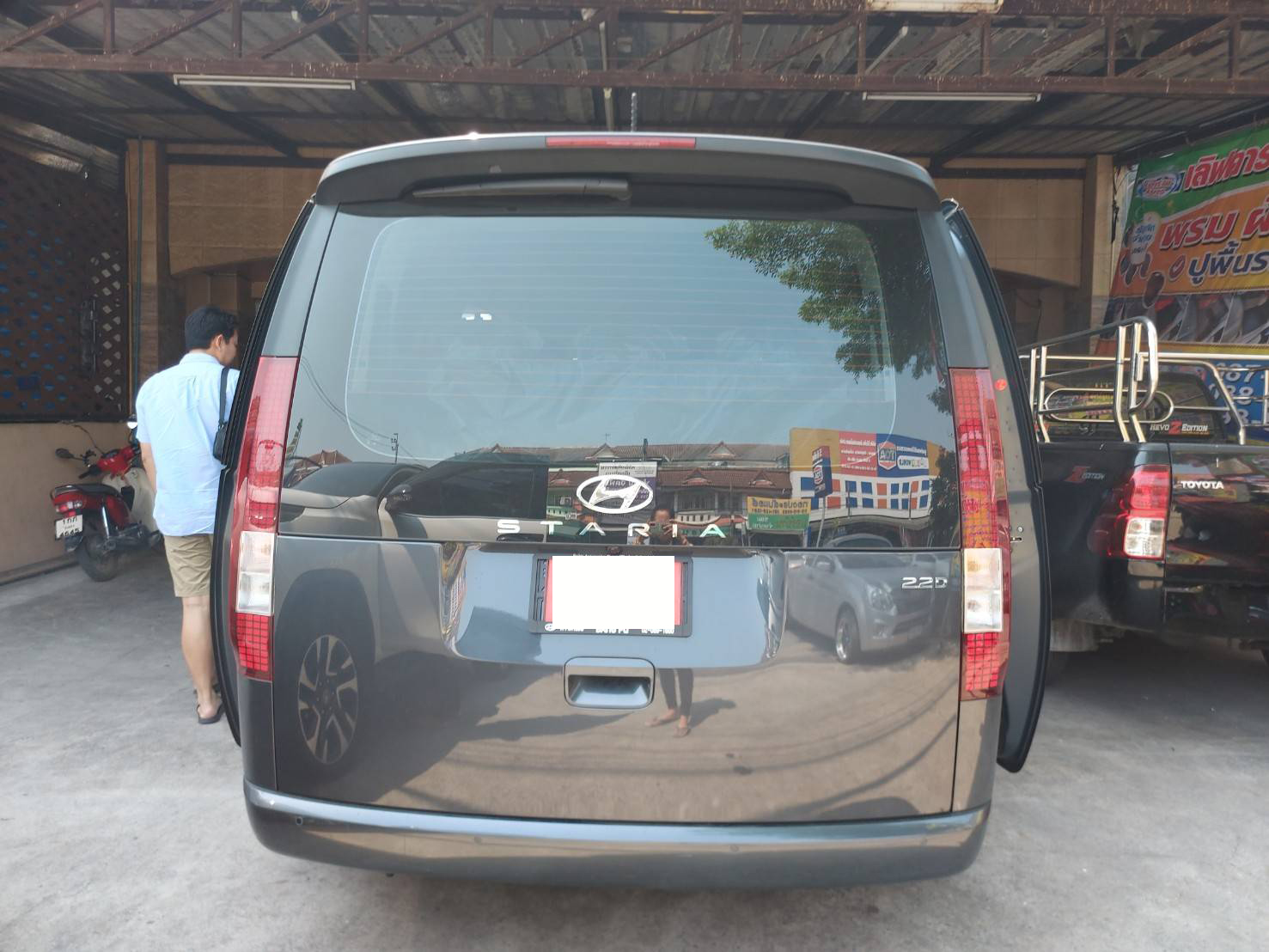 ผ้ายางปูพื้นรถตู้ กระดุมเล็ก PVC Hyundai Staria 2.2d 11 ที่นั่ง
