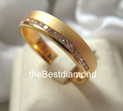 BR209+++แหวนแถวเพชรข้าง+++ เก๋สุดๆ เรียบ หรู ดูมี class สีทองซาตินพ่นทราย สวยมากๆๆ แบบออกมาจากcatalogue เลยค่ะ ใส่เป็นแหวนคู่ชายหญิงได้เลย