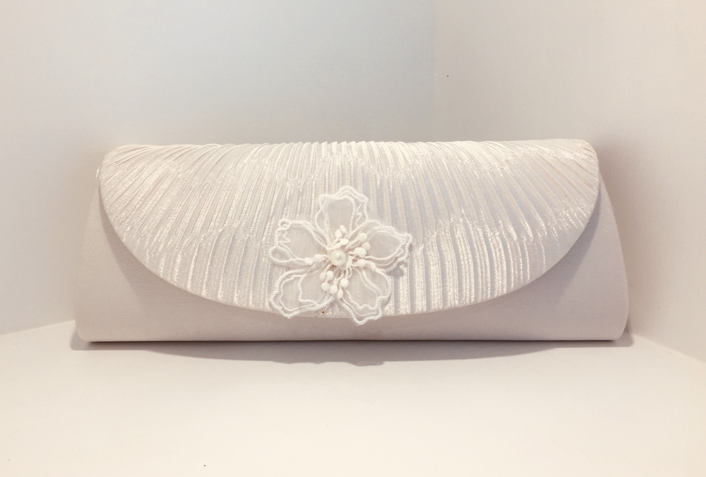 พร้อมส่ง Evening Clutch กระเป๋าออกงาน สีขาว แต่งลูกไม้