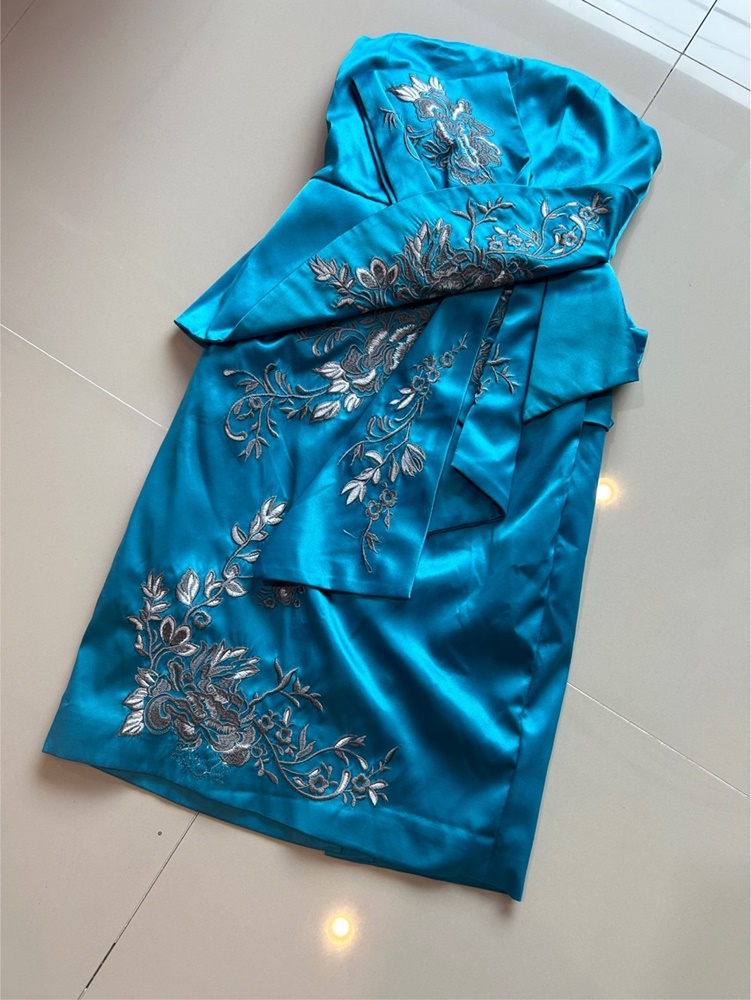 พร้อมส่ง ชุดราตรีสั้น เกาะอก Karen สีน้ำทะเล ปักดอกสีเงิน จับเดรปด้านหน้า (เหลือเฉพาะไซส์ S)