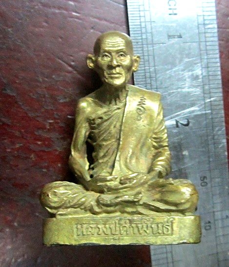 พระรูปหล่อ ตั้งหน้ารถ หลวงปู่คำพัน วัดธาตุมหาชัย จ.นครพนม เมตตาบารมี80ปี พร้อมกล่องครับผม