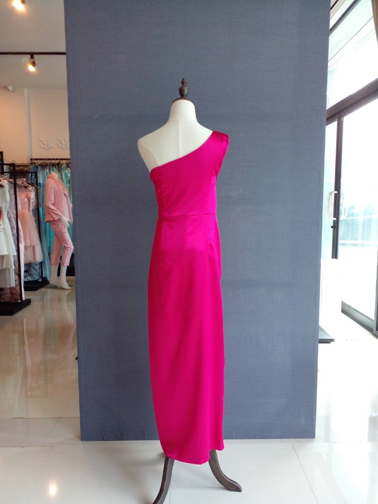 พร้อมเช่า ชุดเดรส เดรสไหล่เดียว แพทเทิร์นเก๋ จับเดรปหน้า สีบานเย็น