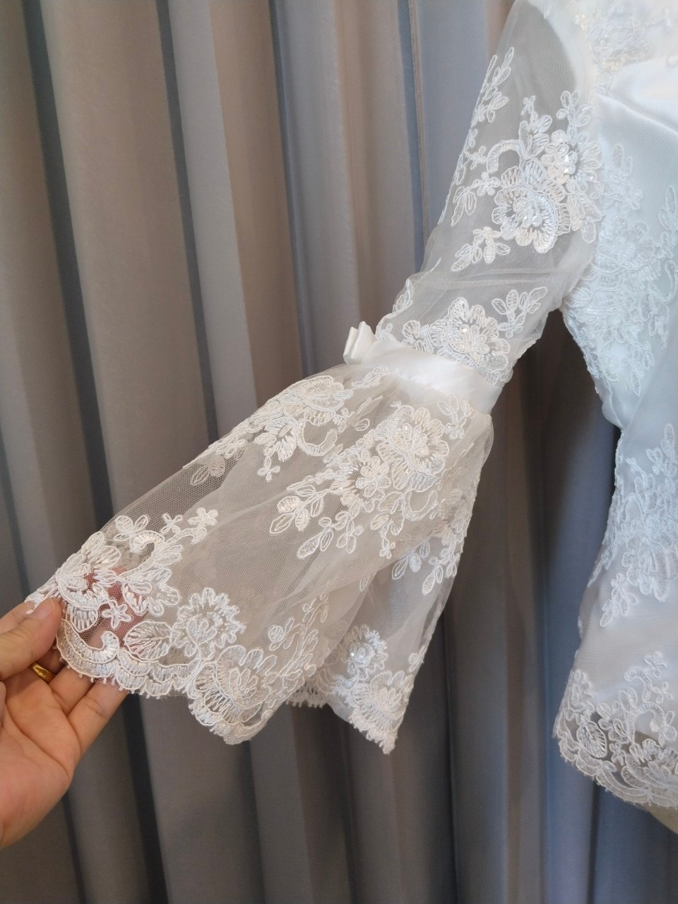 พร้อมเช่า เสื้อลูกไม้สีขาว คอปีน แขนยาวแต่งระบายคาดโบว์ ซิปหลัง (เฉพาะเสื้อ)