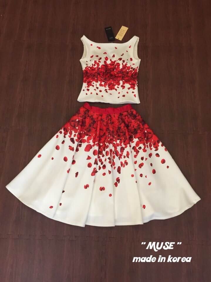 พร้อมเช่า Set ชุดออกงาน ทรงวินเทจ พิมพ์ลายกลีบกุหลาบ เข้ากันทั้งเสื้อและกระโปรง -