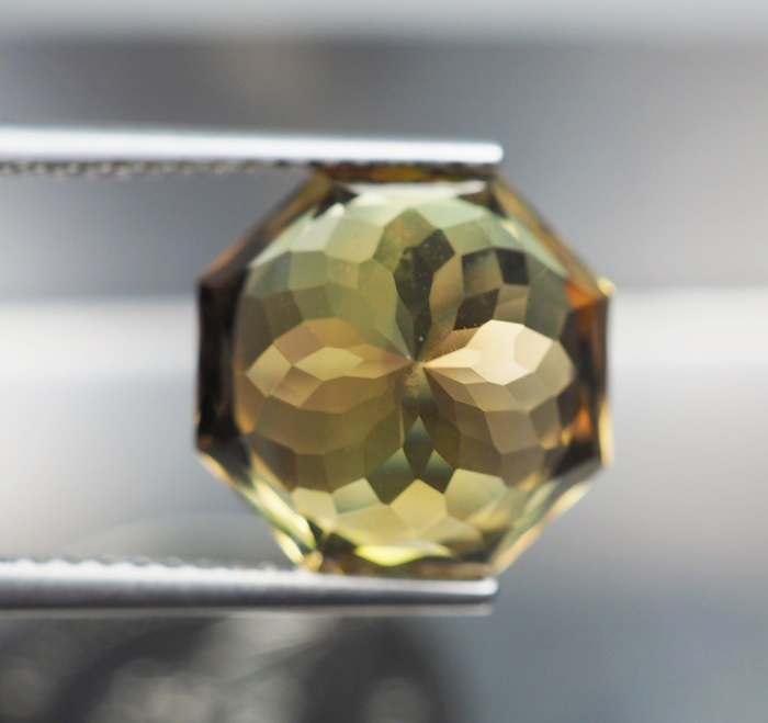 พลอยซิทรินสีเหลือง 6 กะรัตทรงแปดเหลี่ยม