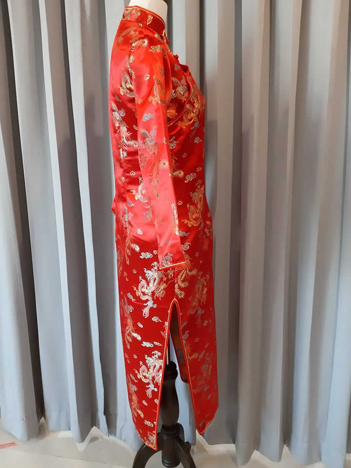 Preorder กี่เพ้า ผ้าไหมจีน สีแดง แขนยาว ลายมังกร ตัดเย็บอย่างดี