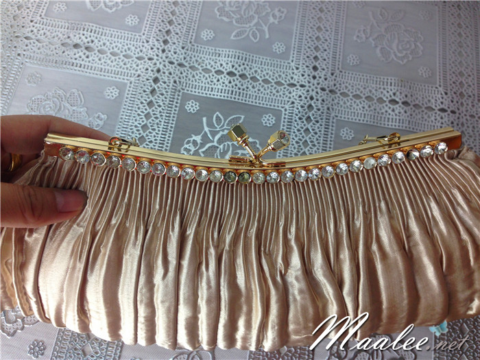 พร้อมส่ง Evening Clutch กระเป๋าออกงาน ผ้าซาตินอัดพลีท แต่งคริสตัลหรู พร้อมสายโซ่สะพาย สั้น/ยาว (เลือกแบบด้านล่าง)