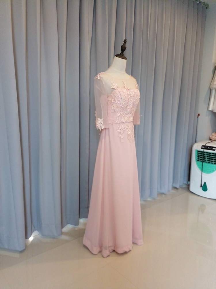 พร้อมส่ง ชุดราตรียาว สีชมพู แขนยาว แบบเรียบหรู แต่งลูกไม้เซาะดอก ปักลูกปัดมุก