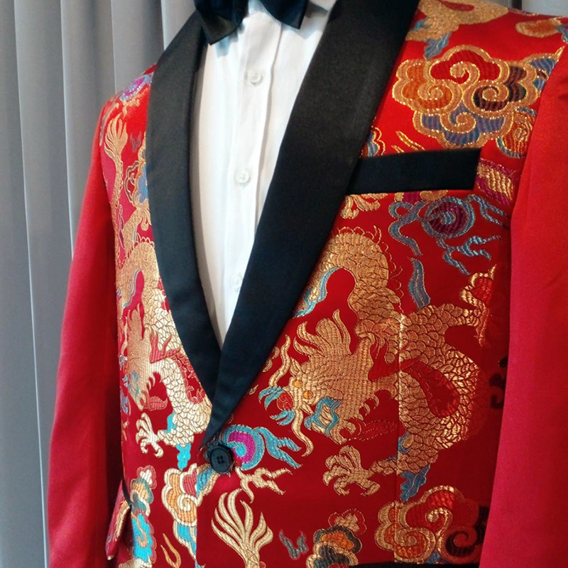 พร้อมเช่า ชุดสูทชาย สไตล์จีน สีแดง ปกทักซิโด้ดำ ผ้าแพรลายมังกร