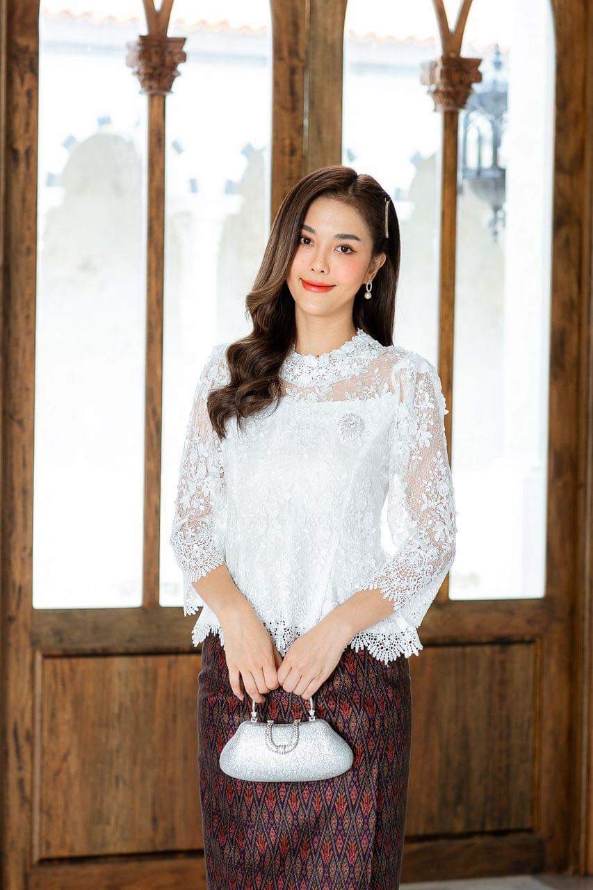 พร้อมเช่า เสื้อ ชุดเช่า ชุดไทยคุณแม่ ผ้าไหมกาฬสินทร์ เสื้อลูกไม้สีขาว คอปีน ผ้าซิ่น แยกชิ้น เรียบหรู **สามารถเลือกเปลี่ยนกระโปรงแบบที่ต้องการได้**