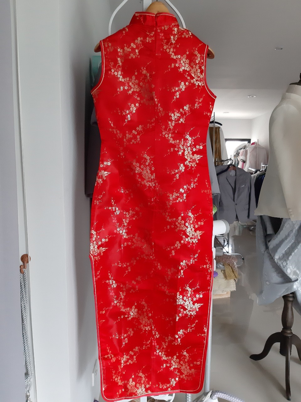พร้อมส่ง กี่เพ้า แขนกุด สีแดง ลายดอกบ๊วย Cherry Blossom ผ้าไหมจีน กุ๊นขอบ ตัดเย็บอย่างดี ( S )