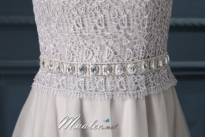 พร้อมเช่า ชุดราตรีสั้น แขนกุด แต่งลูกไม้ เอวคาดเพชรหรู กรโปรงตาข่าย ด้านหลังซีทรูแนวเซ็กซี่ สีเทา