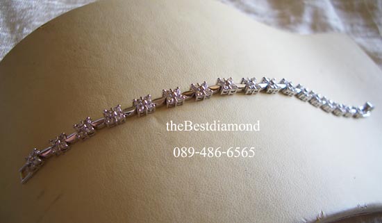 BC007RD==สร้อยข้อมือเพชรรูปดอกพิกุลรอบวง== ดีไซน์น่ารักๆ เป็นรูปดอกไม้ คั่นด้วยทองที่ออกแบบเป็นปล้องๆ ดูลงตัว งานเหมือนจริงสุดๆ หรูหราพอสมควร