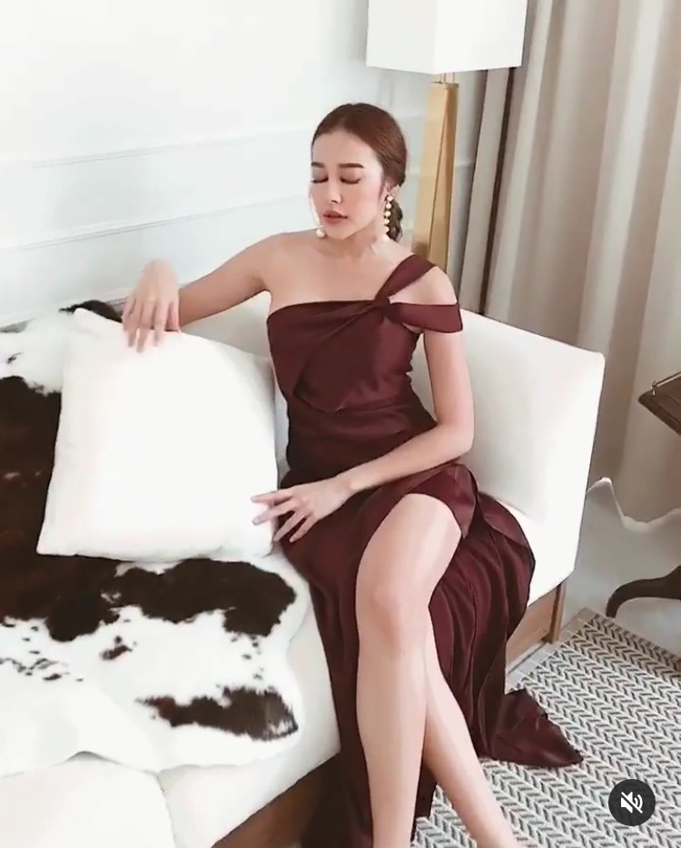 พร้อมเช่า ชุดราตรียาว ชุดเดรส ไหล่เดียวยอดฮิต จับเดรปหน้า สีแดงเบอร์กันดี สีไวน์แดง