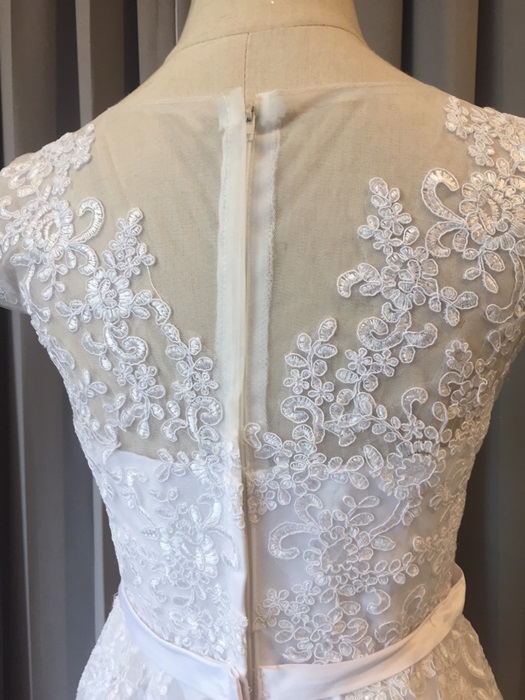 พร้อมส่ง ชุดราตรีสั้น แขนสั้น สีขาว สวยหวาน กระโปรงตาข่าย ตัวชุดลูกไม้&แต่งโบว์ช่วงเอว (ซิปหลัง)