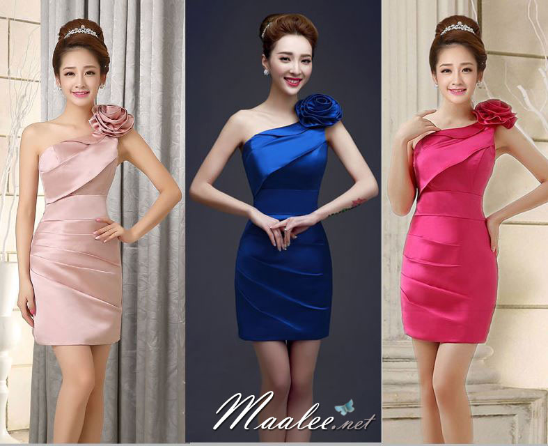 พร้อมเช่า ชุดราตรีสั้น ไหล่เฉียง เข้ารูป ตีเกล็ดช่วงกระโปรง ระบายตรงอก แต่งดอกไม้ที่ไหล่ สีน้ำเงิน