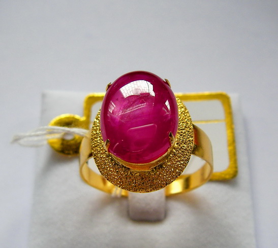 ทับทิมพม่า Ruby Burma ติด Star เนื้อแก้ว สีแดงเลือดนกอมชมพู ขนาด 14.60x10.86x4.43 mm. นน.7.85 ct.