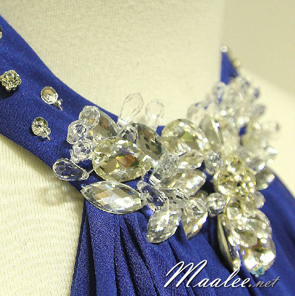 พร้อมเช่า ชุดราตรียาว แบบเกาะอก เพิ่มความเซ็กซี่สไตล์คล้องคอ โชว์หลัง ผ้าชีฟอง แต่งคริสตัลสวยหรู สีครีม