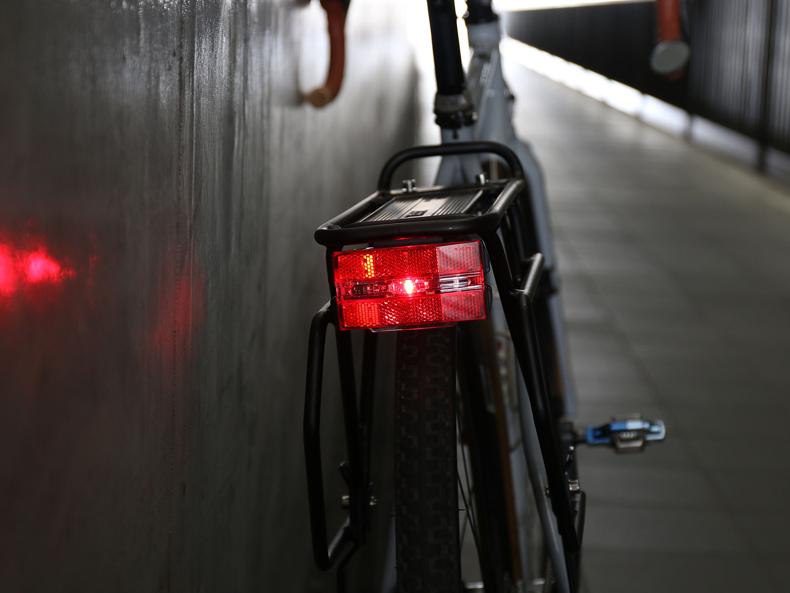 CATEYE ไฟท้ายติดตระแกรงท้าย, TLLD580G, สีแดง