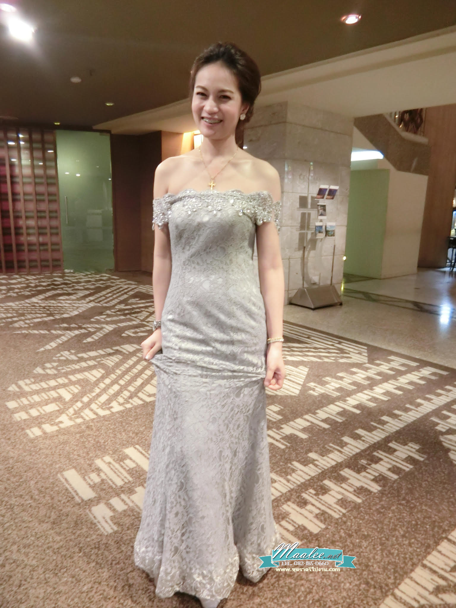 พร้อมเช่า ชุดราตรียาว แบบปาดไหล่ เข้ารูป ทรงหางปลา สีเทา ผ้าลูกไม้ แต่งเลื่อมสุดหรู (เชือกผูกหลัง)