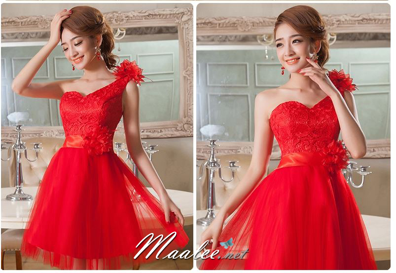 พร้อมเช่า ชุดราตรีสั้น เกาะอก ไหล่เดียว ลูกไม้ช่วงอก แต่งดอกที่ไหล่และเอว กระโปรงตาข่าย สีแดง (ด้านหลังเป็นเชือกผูก)